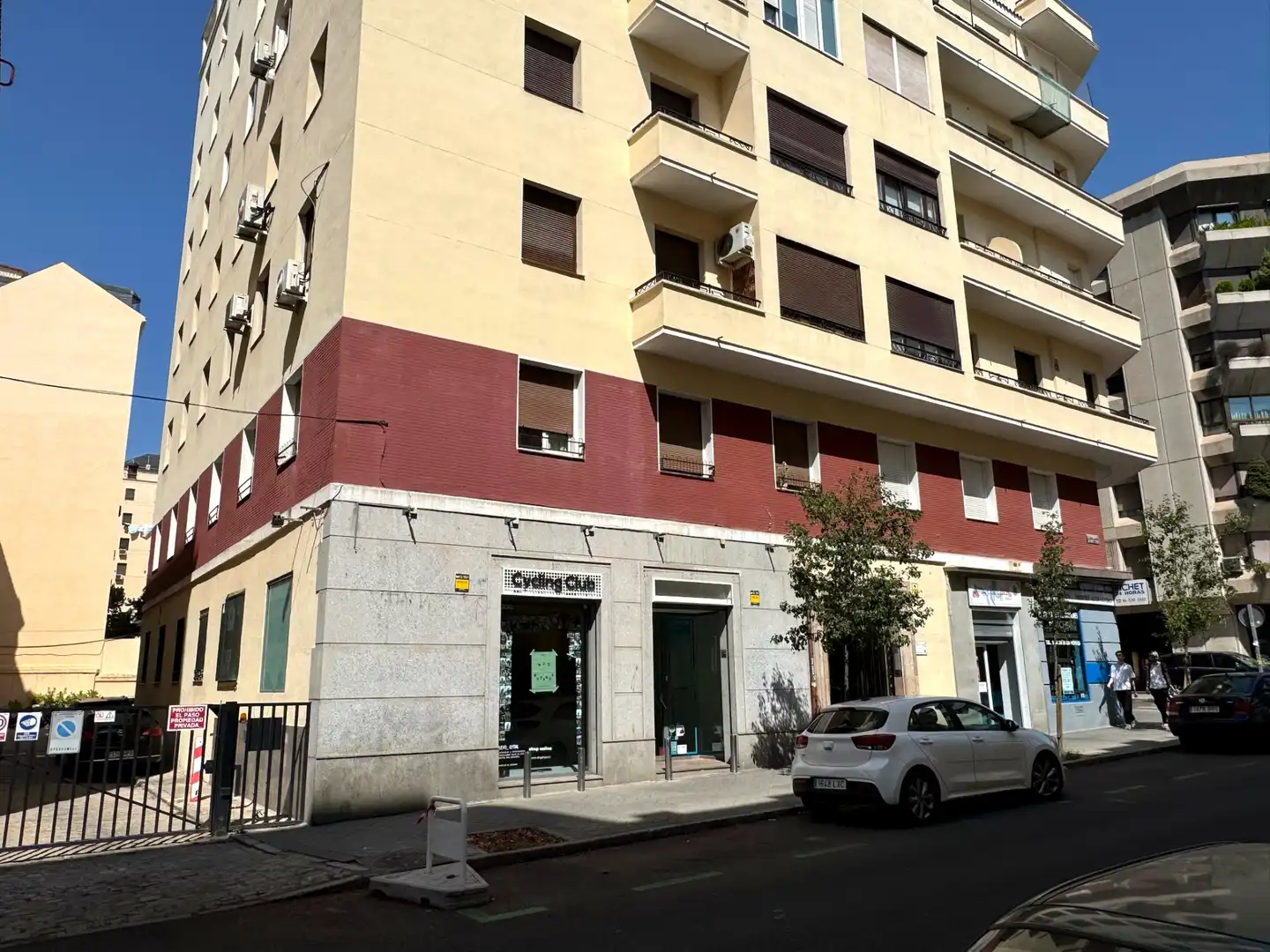 Vista exterior de Local en venda en Madrid amb Calefacció