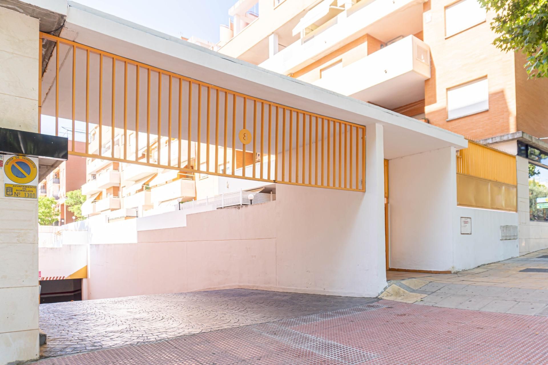 Vista exterior de Pis en venda en Bormujos amb Jardí privat, Terrassa i Piscina comunitària