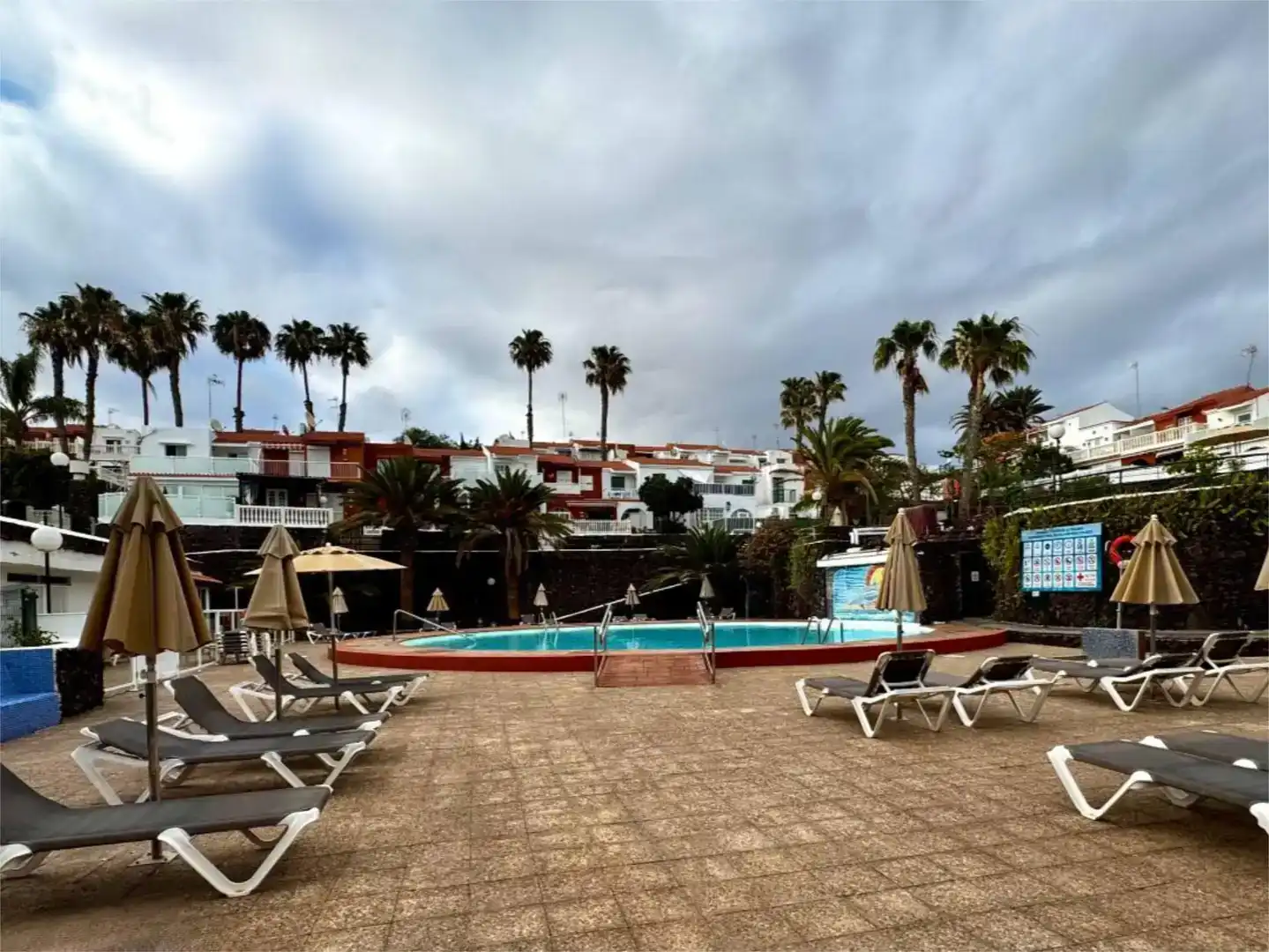 Vista exterior de Pis en venda en San Bartolomé de Tirajana amb Aire condicionat, Jardí privat i Traster