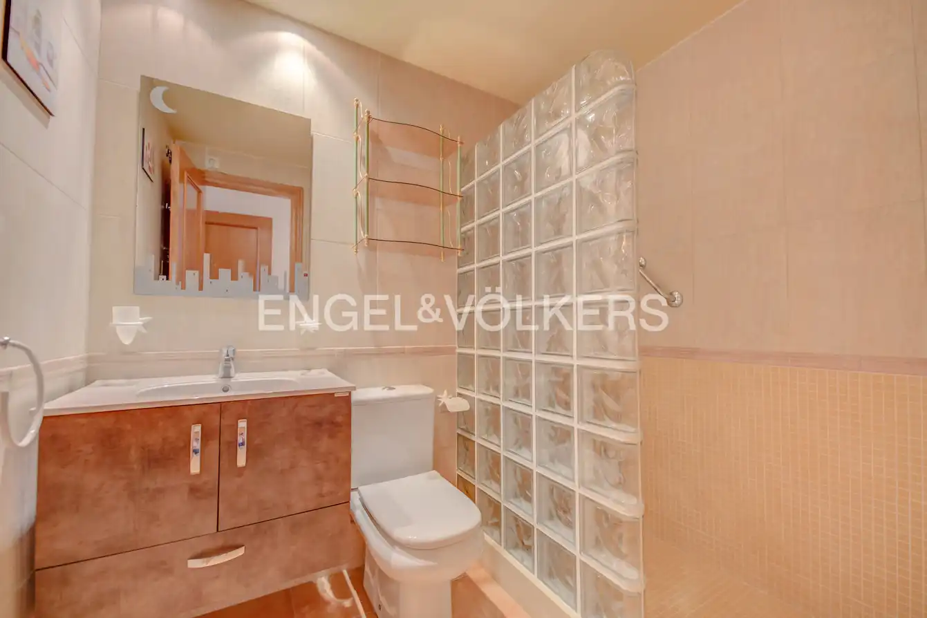 Bany de Apartament de lloguer en Alicante / Alacant amb Aire condicionat, Moblat i Piscina comunitària