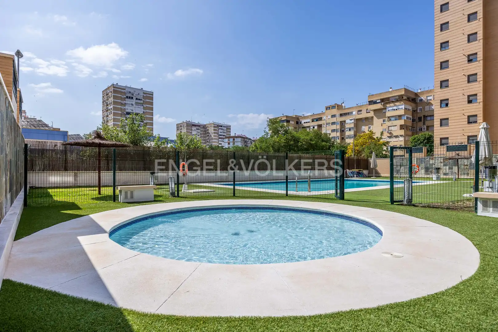 Swimming pool of Flat for sale in Sevilla  with Air Conditioner, Heating and Private garden