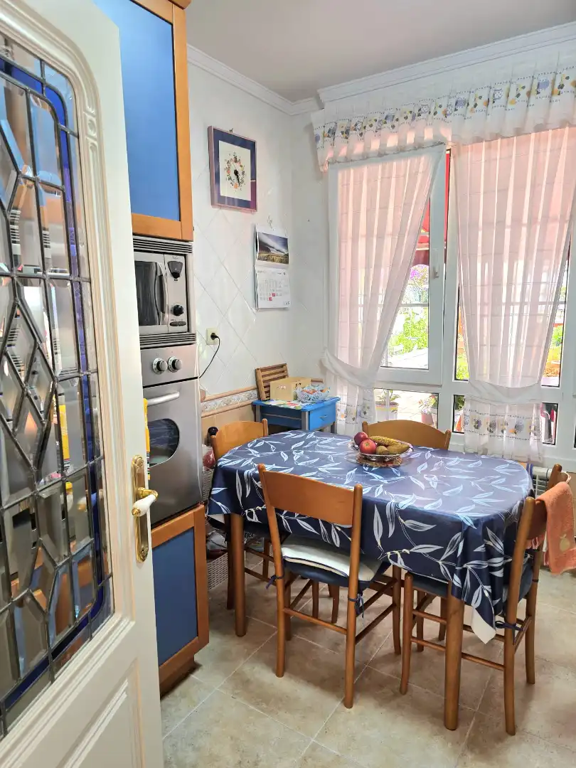 Cocina de Casa adosada en venta en Castro-Urdiales con Calefacción, Jardín privado y Terraza
