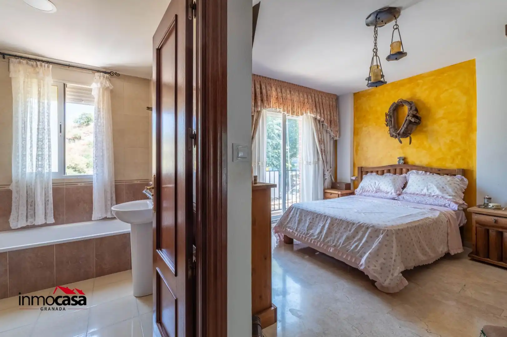 Habitación de Casa adosada en venta en Jun con Aire acondicionado, Jardín privado y Piscina