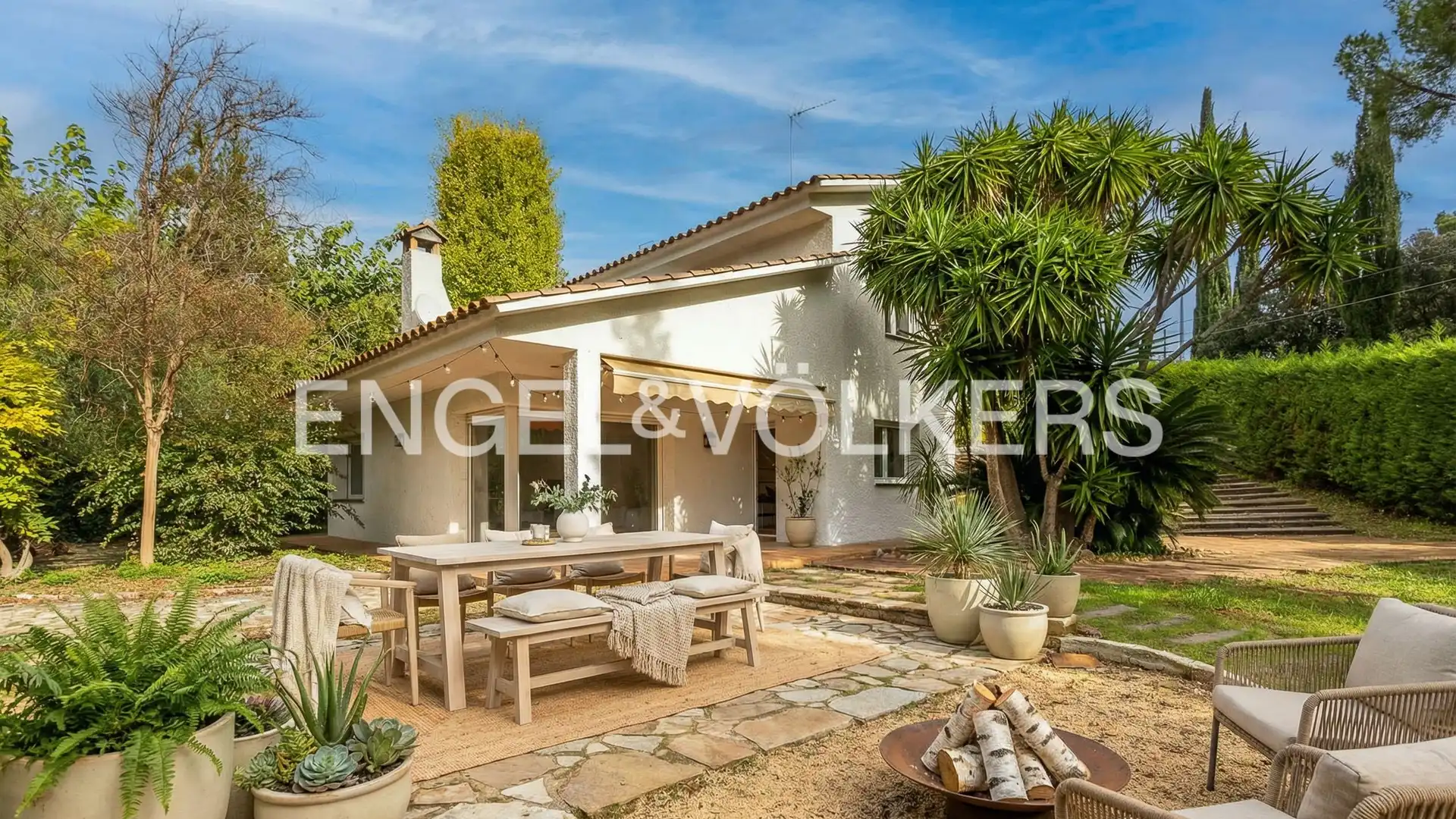 Vista exterior de Casa o xalet en venda en Cerdanyola del Vallès amb Calefacció, Jardí privat i Terrassa