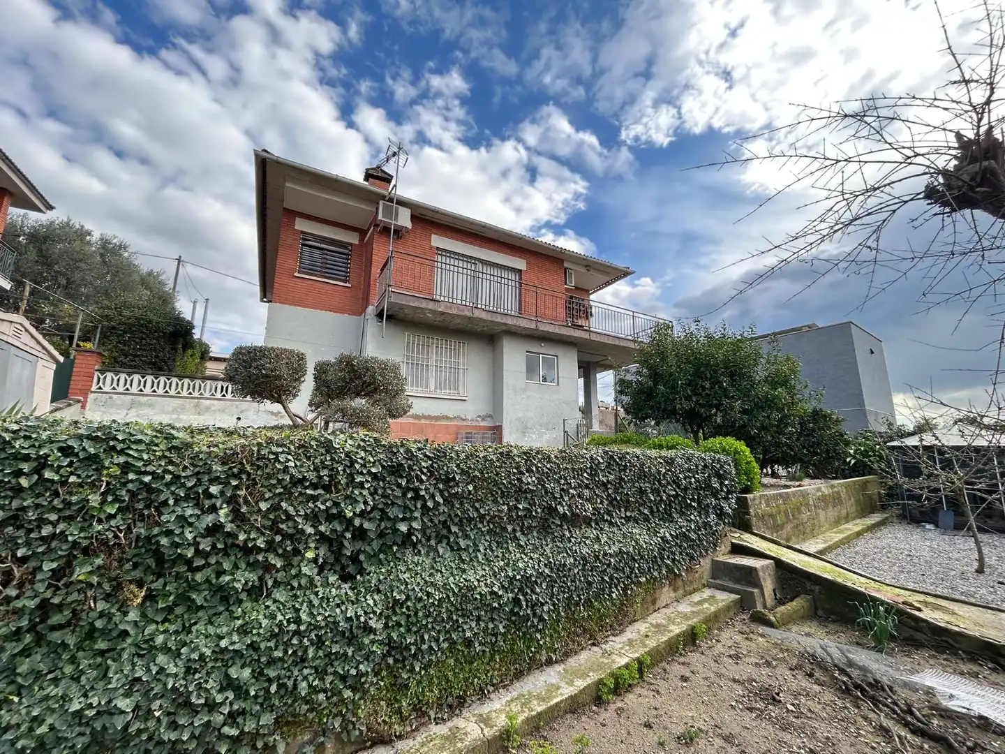 Vista exterior de Casa o xalet en venda en Lliçà d'Amunt amb Jardí privat, Piscina i Balcó