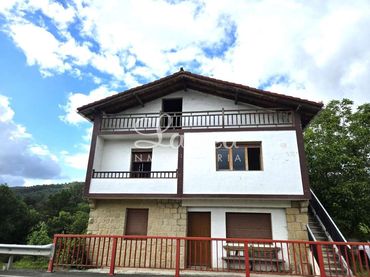Casa rustica con balcone in vendita a Amorebieta-Etxano