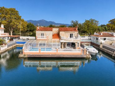Casa amb piscina en venda a Cap Ras - Creus - Falconera