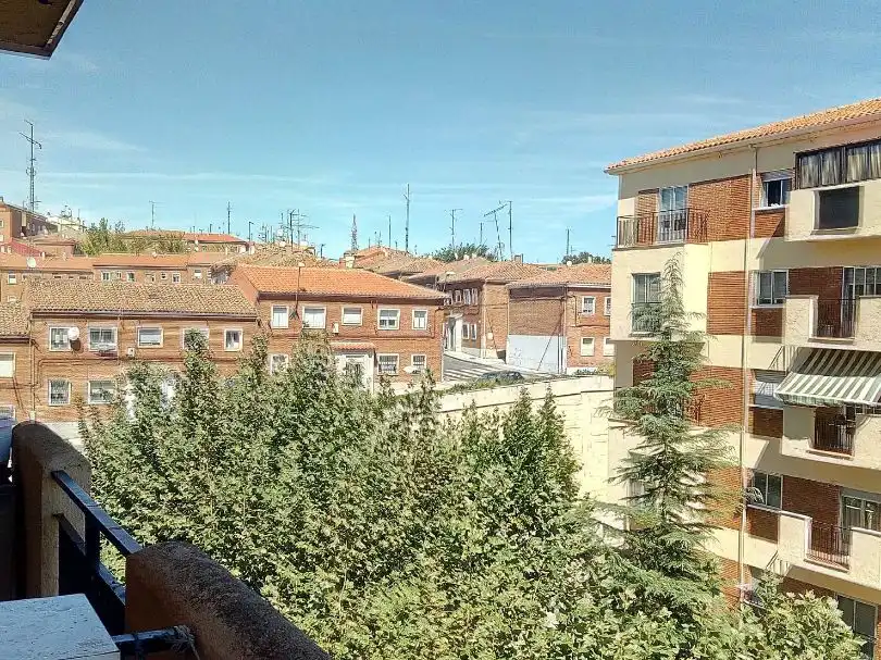 Vista exterior de Pis per a compartir en Salamanca amb Calefacció, Moblat i Forn