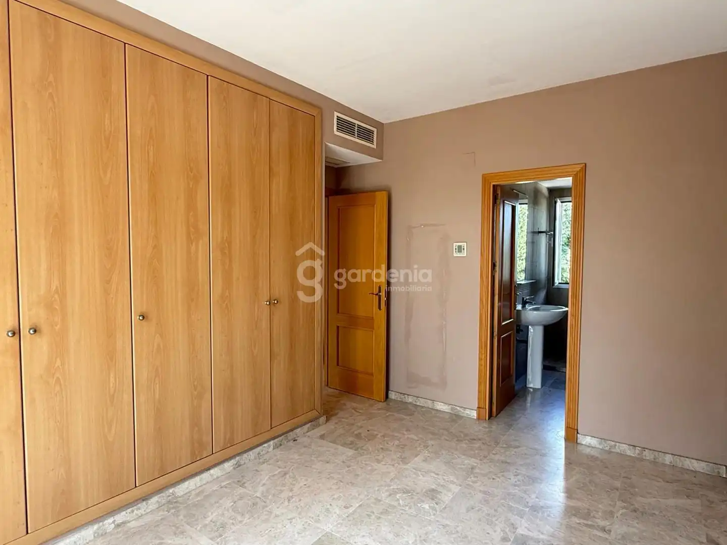 Habitación de Casa adosada en venta en Castilleja de la Cuesta con Aire acondicionado y Terraza