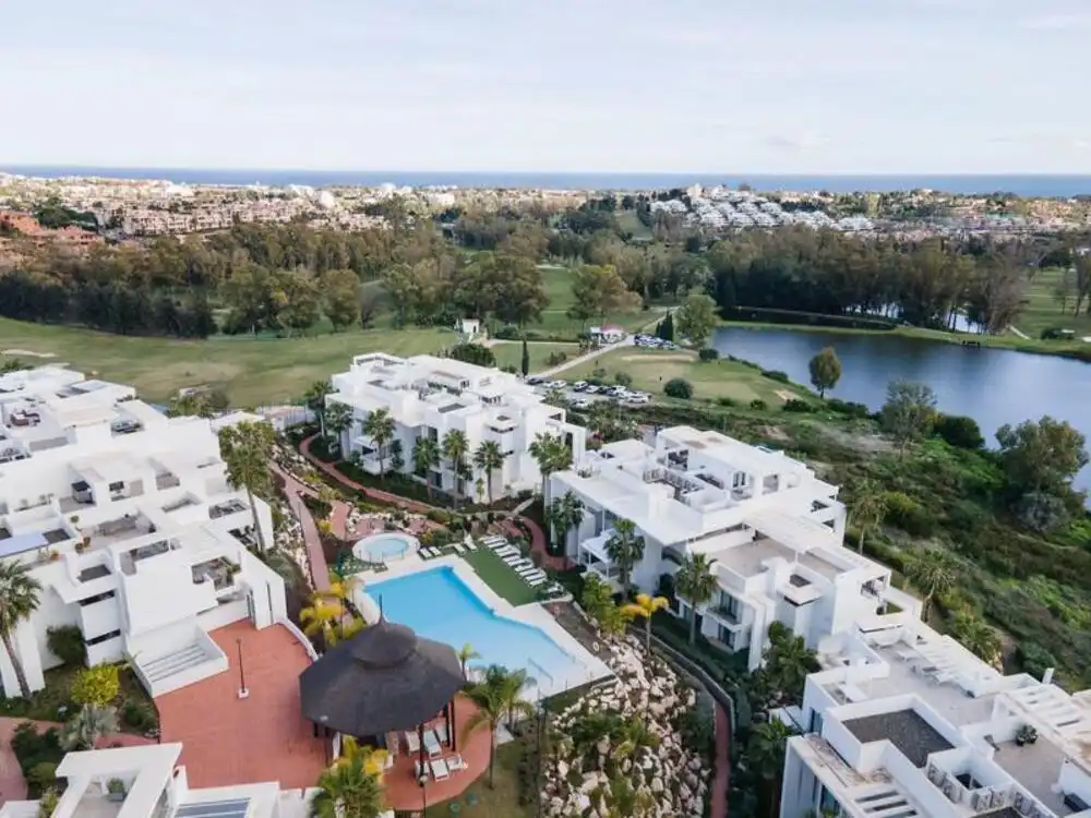 Vista exterior de Planta baja de alquiler en Benahavís con Aire acondicionado, Terraza y Piscina