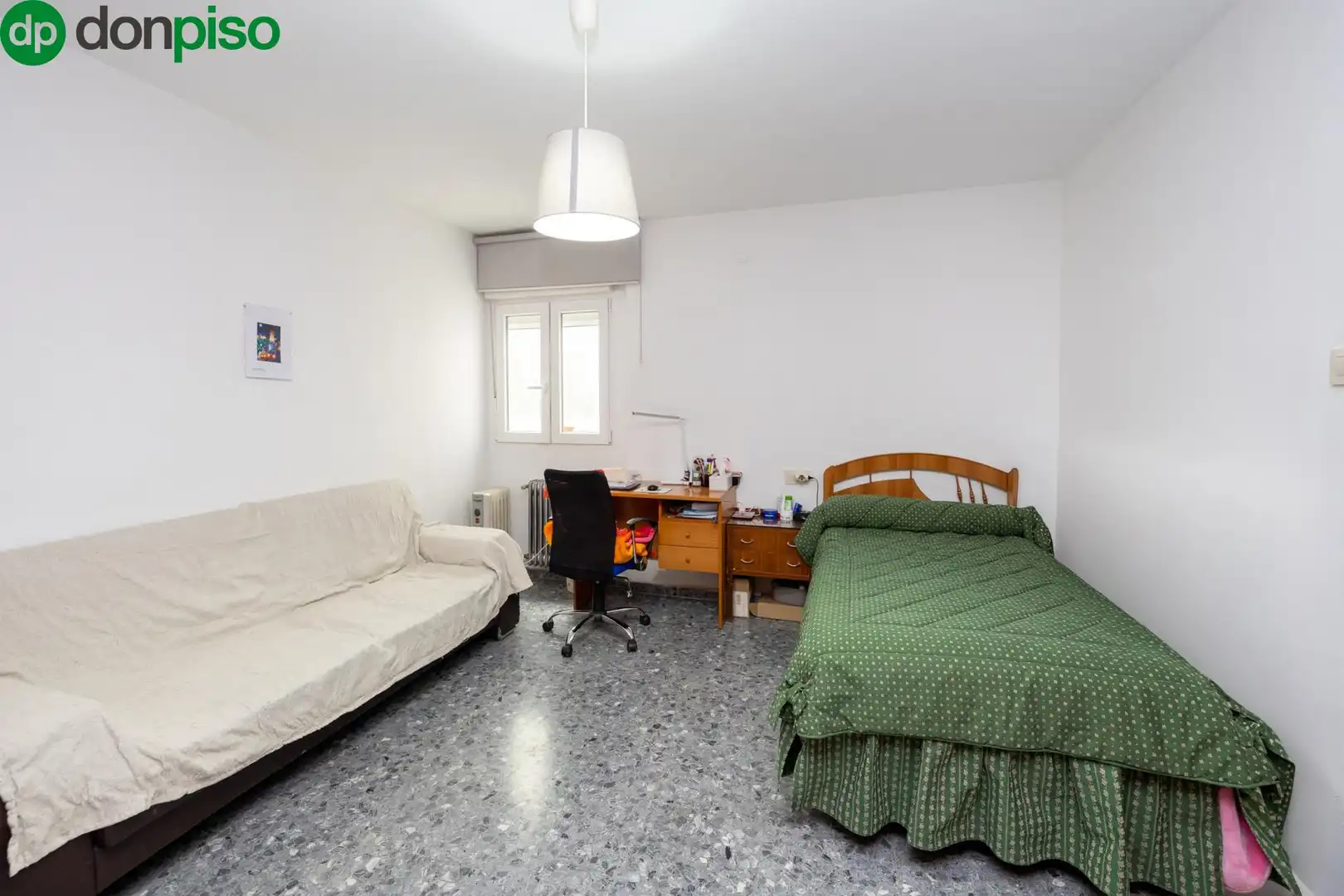 Dormitori de Apartament en venda en Granada amb Calefacció