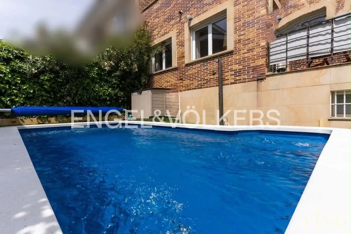 Piscina de Casa adosada de lloguer en Brunete amb Aire condicionat, Calefacció i Jardí privat