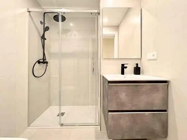 Badezimmer von Erdgeschoss zum Verkauf in Vélez-Málaga mit Klimaanlage, Privatgarten und Terrasse
