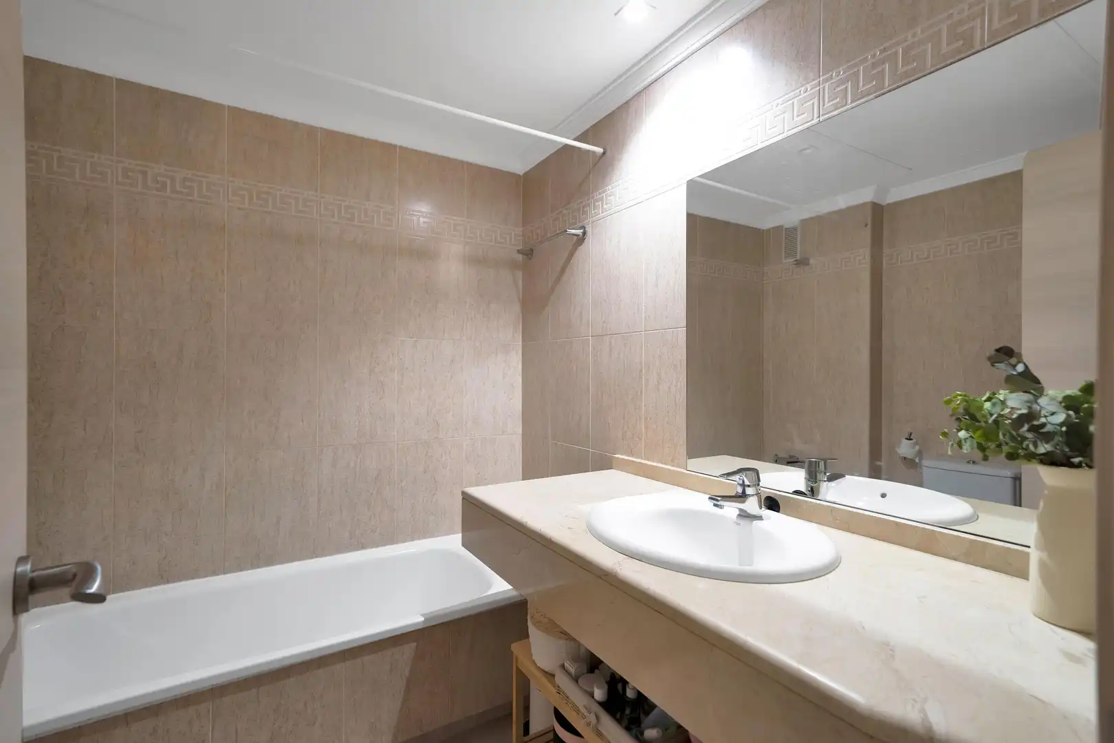 Baño de Apartamento en venta en Marbella con Aire acondicionado, Calefacción y Jardín privado