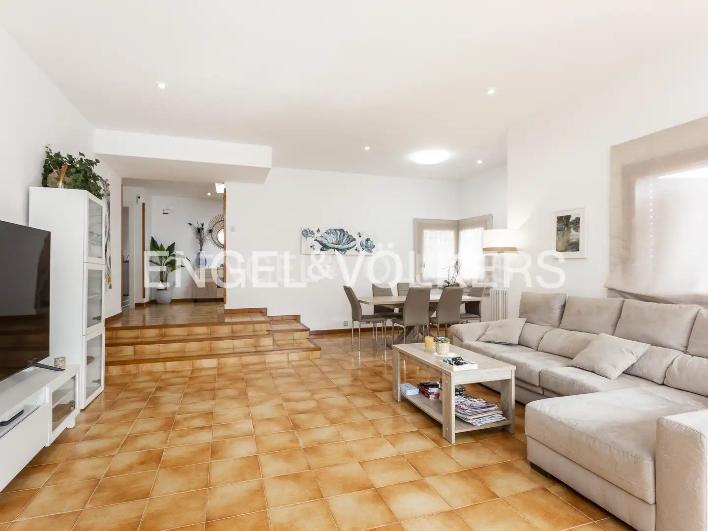 Sala d'estar de Casa o xalet en venda en Vilanova i la Geltrú amb Calefacció, Jardí privat i Terrassa