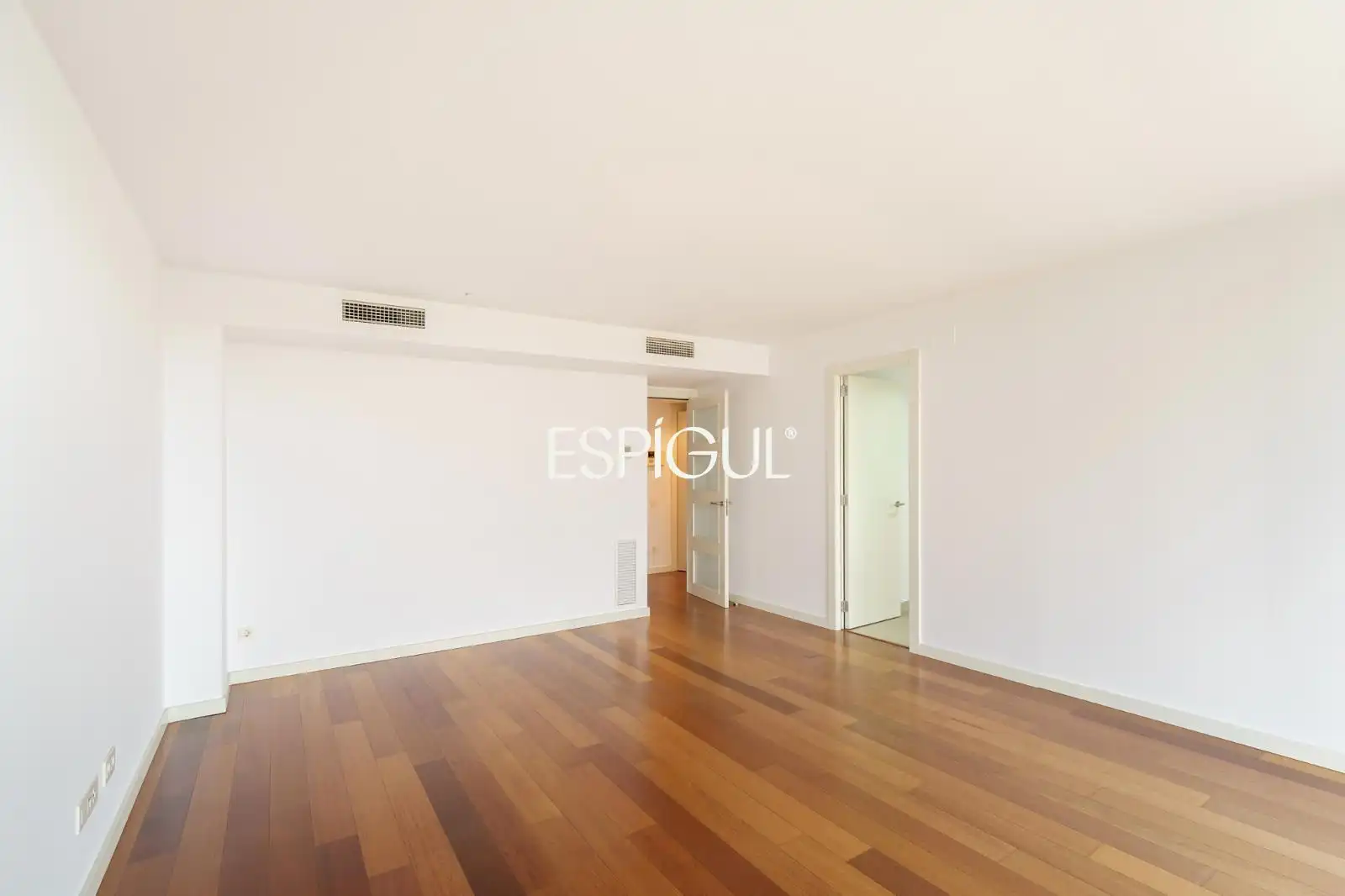 Living room of Flat for sale in Sant Cugat del Vallès  with Air Conditioner, Heating and Parquet flooring