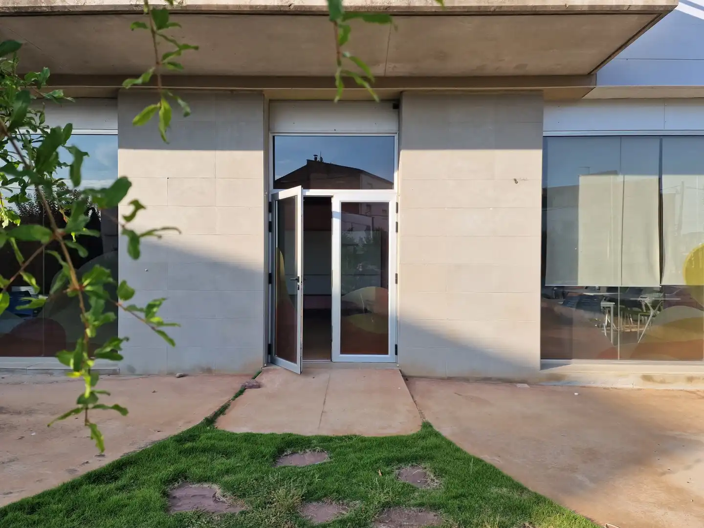Vista exterior de Local en venta en Sant Julià de Ramis con Aire acondicionado