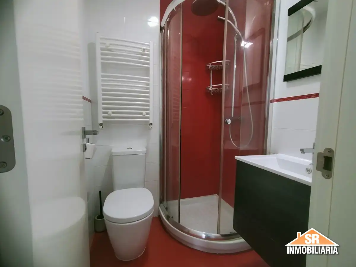 Badezimmer von Wohnungen zur Miete in A Coruña Capital  mit Heizung, Ofen und Waschmaschine