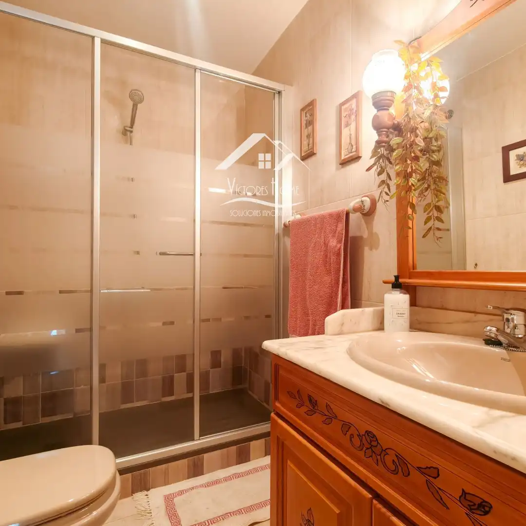 Badezimmer von Einfamilien-Reihenhaus zum Verkauf in San Agustín del Guadalix mit Klimaanlage, Heizung und Parkett