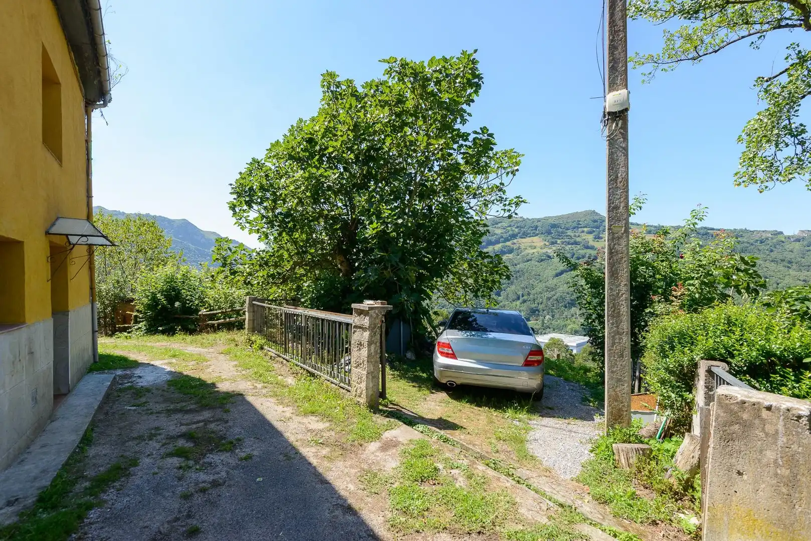 Casa adosada en venda en Mieres (Asturias) amb Jardí privat, Terrassa i Moblat