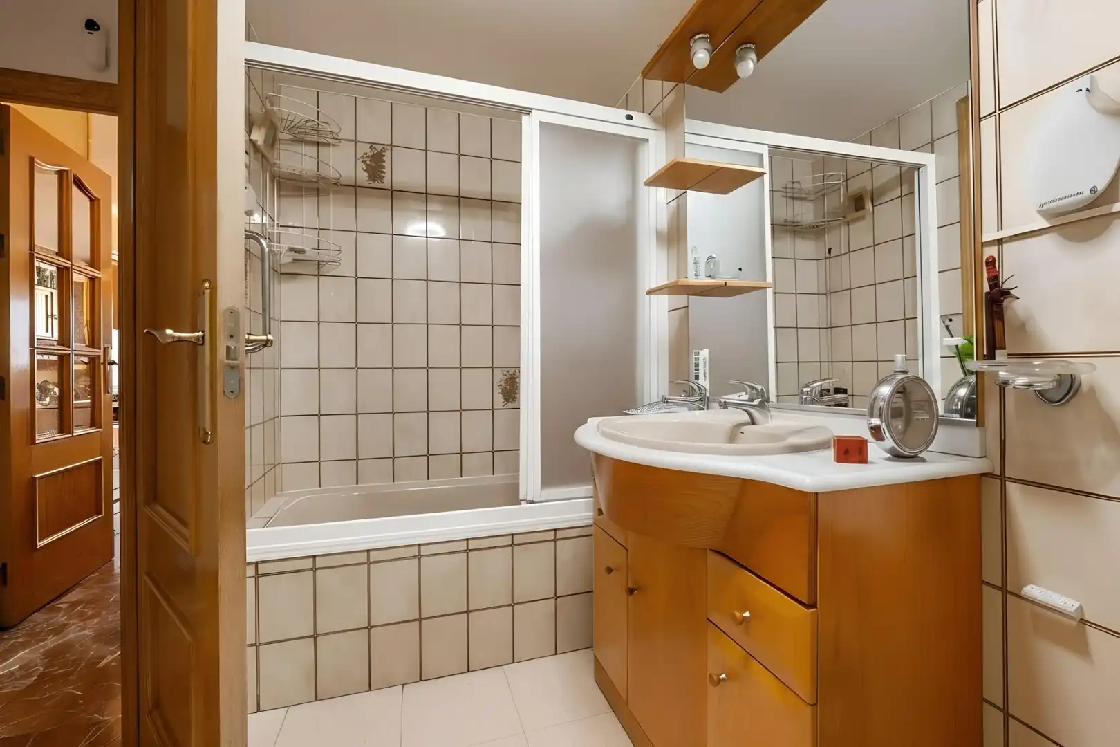 Bathroom of Flat for sale in Granada  with Air Conditioner, Terrace and Alarm