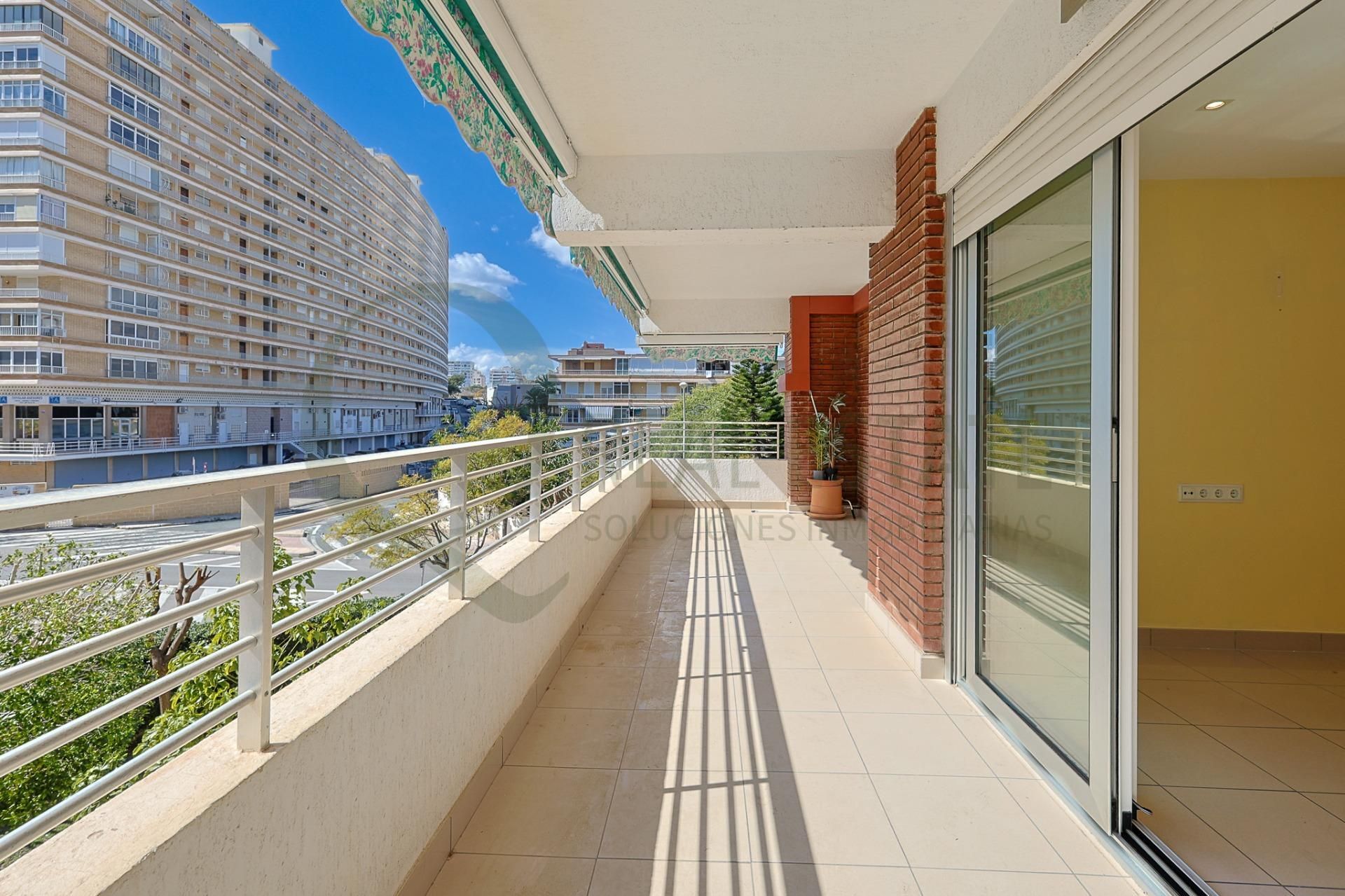 Vista exterior de Piso en venta en Alicante / Alacant con Jardín privado, Terraza y Piscina comunitaria