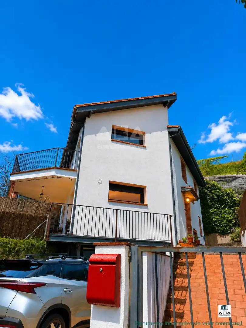 Vista exterior de Casa o xalet en venda en Poyales del Hoyo amb Calefacció, Jardí privat i Terrassa