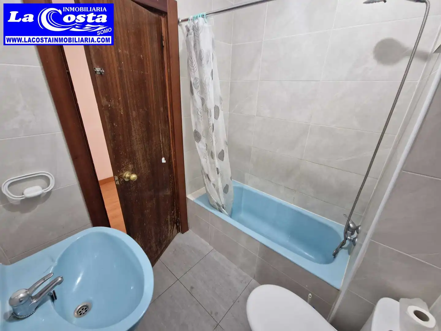 Bathroom of Flat for sale in Santander  with Parquet flooring, Oven and Washing machine
