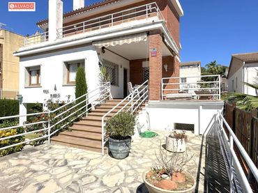 Chalet con balcón en venta en Segur de Calafell