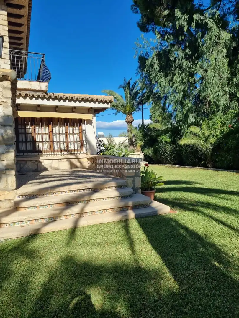 Vista exterior de Casa o chalet en venta en Alicante / Alacant con Jardín privado, Terraza y Trastero
