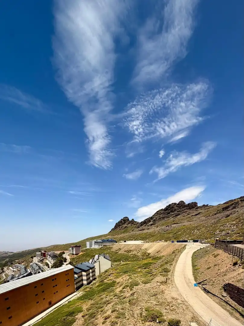 Vista exterior de Àtic en venda en Sierra Nevada amb Calefacció i Moblat