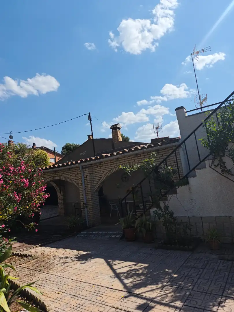 Vista exterior de Casa o xalet en venda en Cadrete amb Aire condicionat, Jardí privat i Terrassa