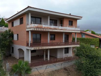 Vista exterior de Casa o xalet en venda en Sant Esteve Sesrovires amb Calefacció, Jardí privat i Terrassa