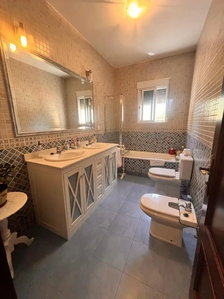 Bany de Casa o xalet en venda en Córdoba amb Aire condicionat, Jardí privat i Terrassa
