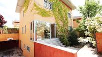 Vista exterior de Casa o xalet en venda en Paracuellos de Jarama amb Calefacció, Jardí privat i Terrassa