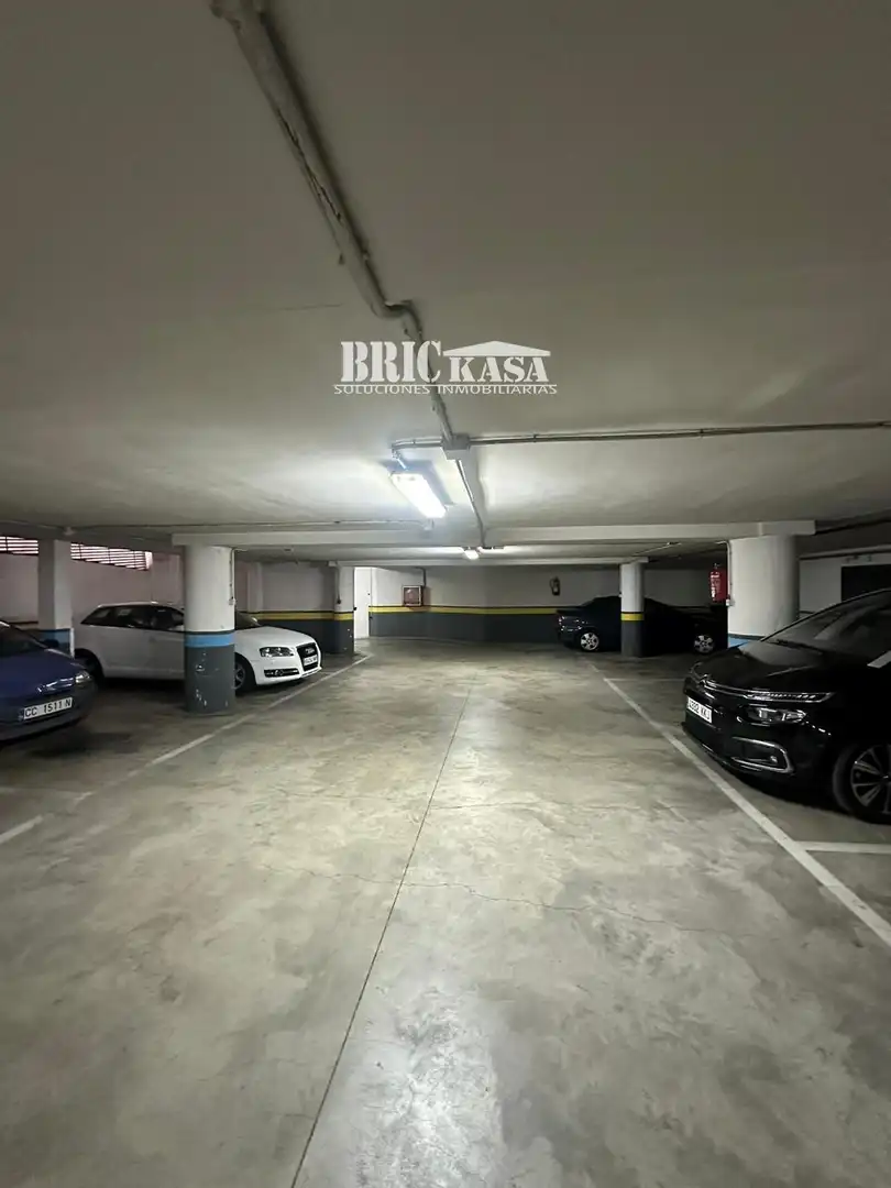 Parking of Flat for rent in Cáceres  with Air Conditioner, Heating and Terrace