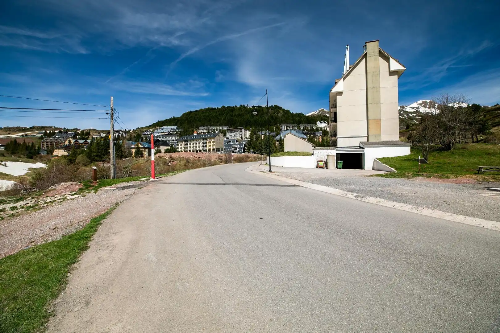 Außenansicht von Wohnung zum Verkauf in Aisa mit Heizung, Terrasse und Abstellraum