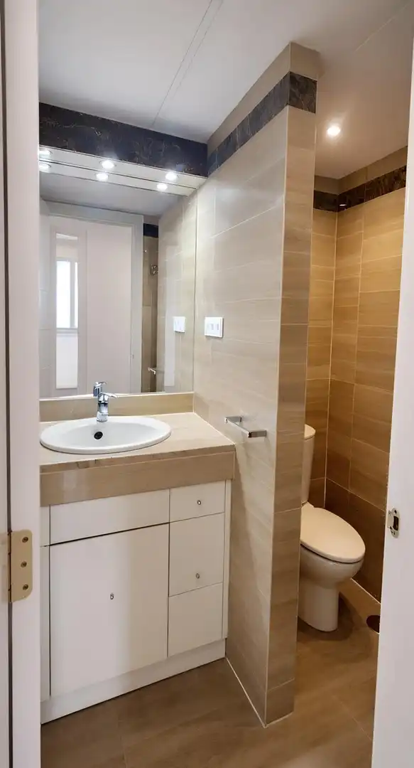 Badezimmer von Wohnung zum Verkauf in Madrid mit Privatgarten, Parkett und Gemeinschaftspool