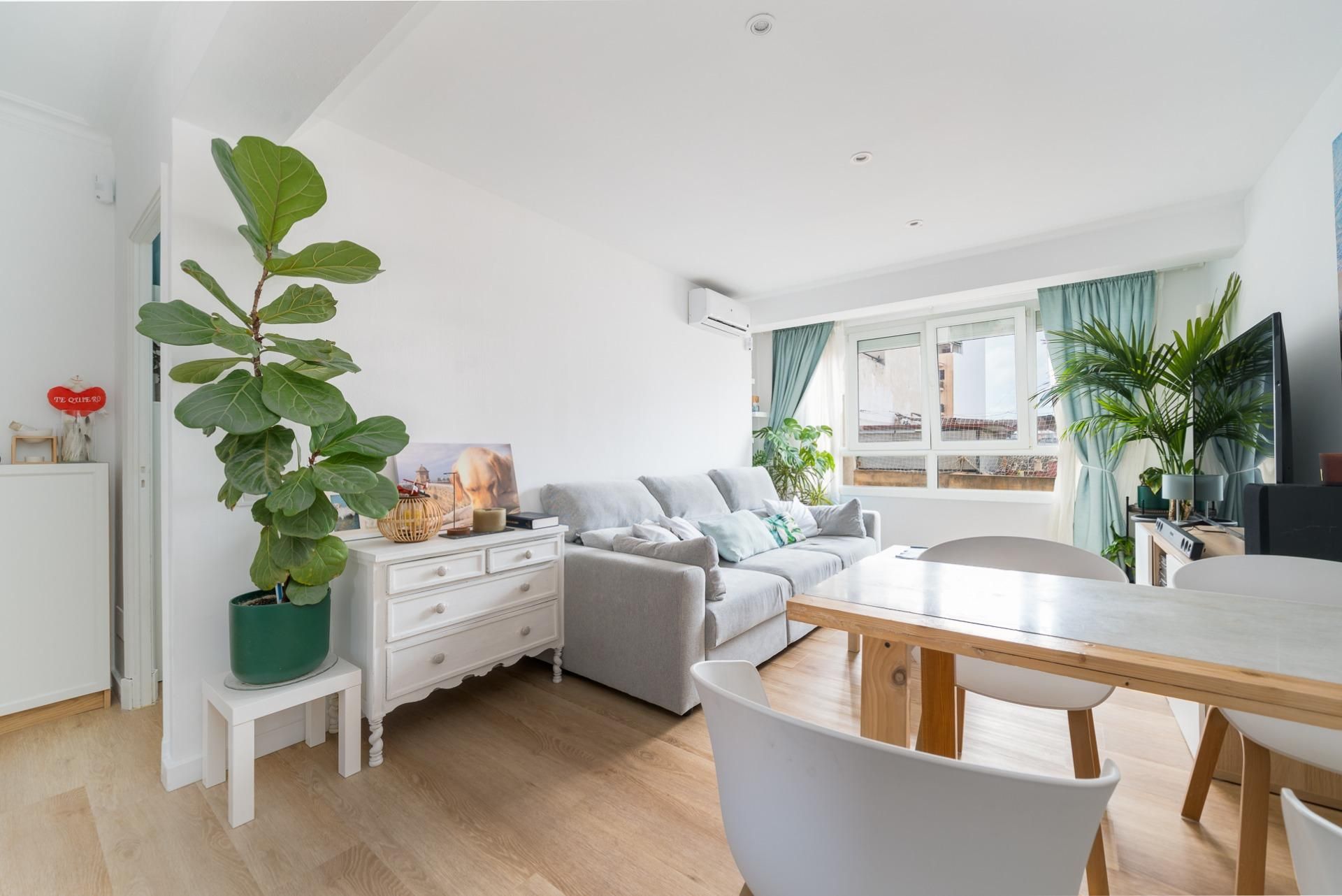 Living room of Flat for sale in  Palma de Mallorca  with Heating, Parquet flooring and Balcony