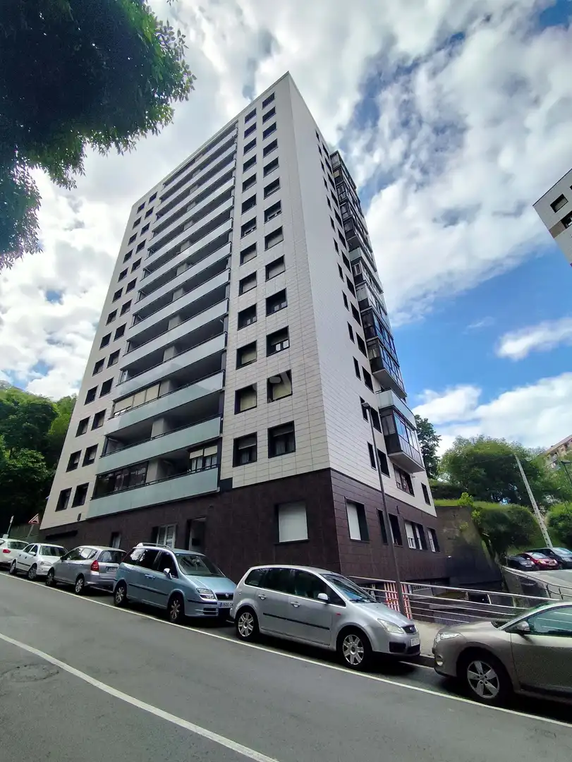 Vista exterior de Pis en venda en Basauri  amb Calefacció
