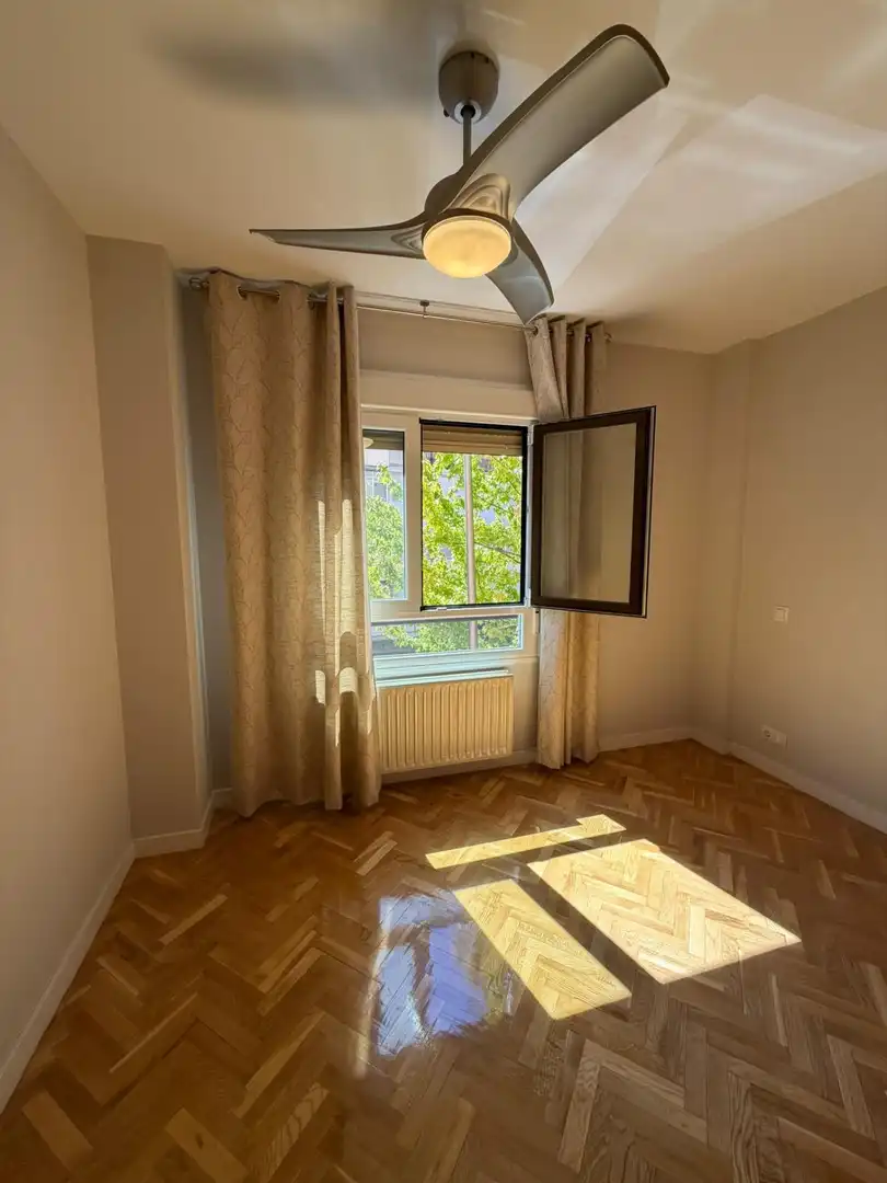 Schlafzimmer von Wohnung zur Miete in Madrid mit Heizung, Privatgarten und Parkett