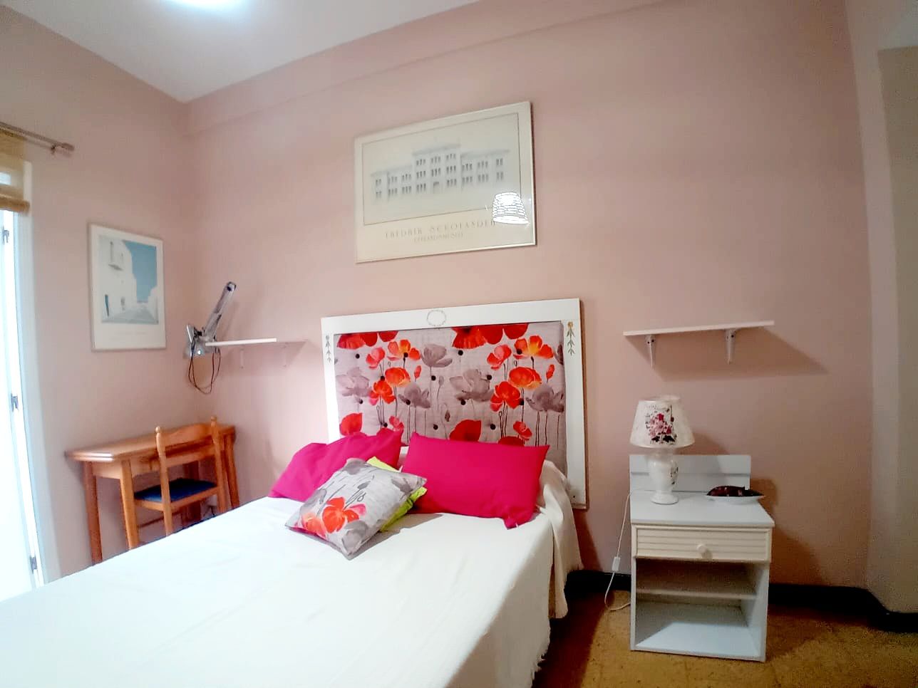 Dormitori de Apartament de lloguer en Las Palmas de Gran Canaria amb Moblat, Rentadora i Microones