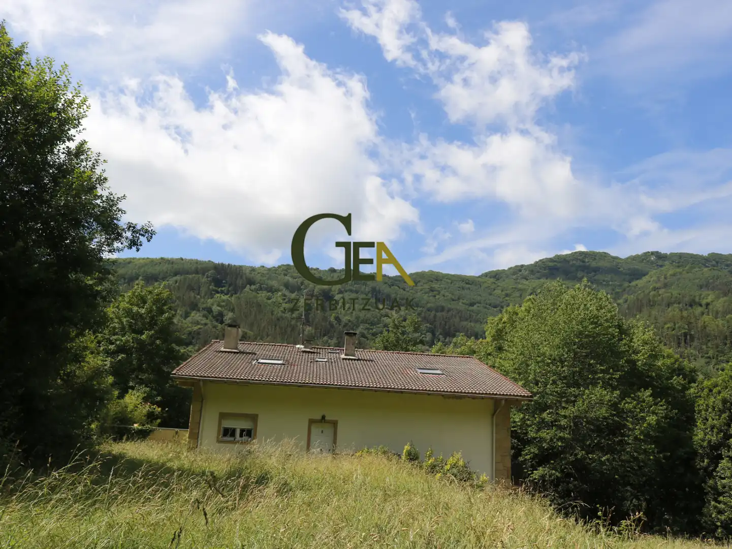 Einfamilien-Reihenhaus zum Verkauf in Alkiza mit Heizung, Privatgarten und Terrasse
