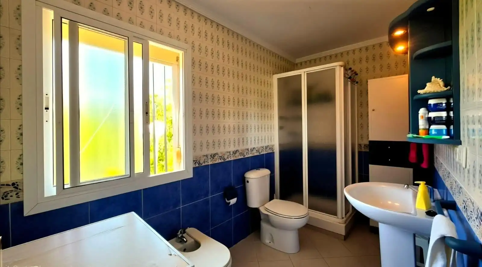 Bany de Casa o xalet en venda en Guillena amb Aire condicionat, Piscina i Moblat