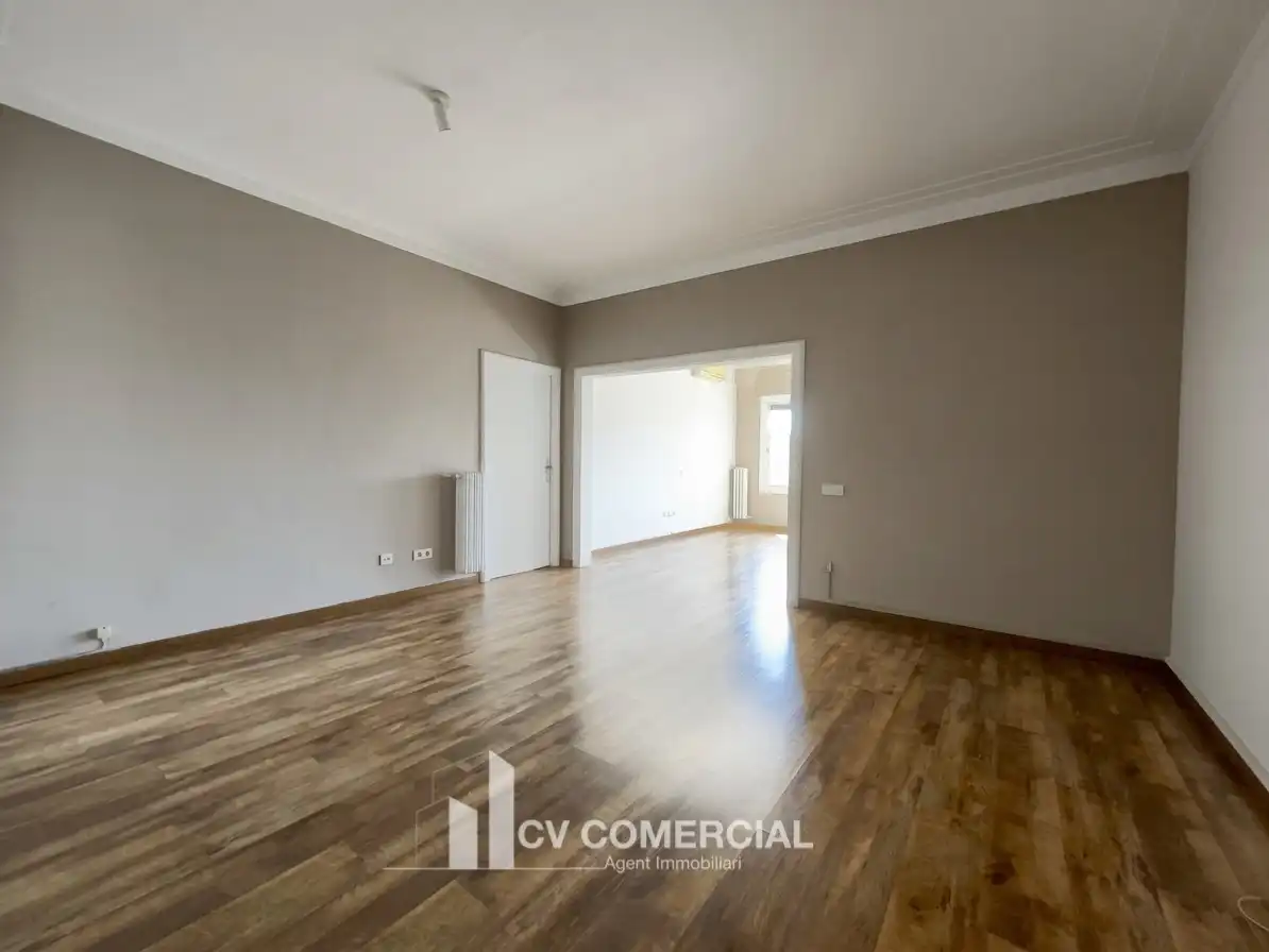 Piso con terraza en venta en Carrer del Comte d'Urgell, imagen 2