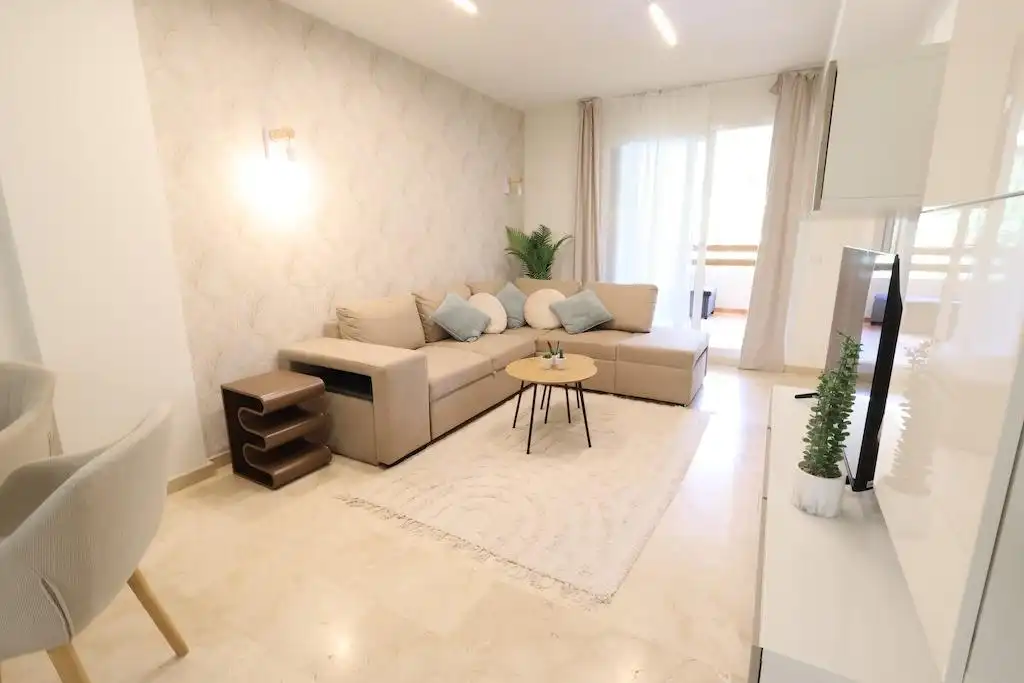 Sala de estar de Apartamento de alquiler en Torrevieja con Aire acondicionado, Calefacción y Jardín privado