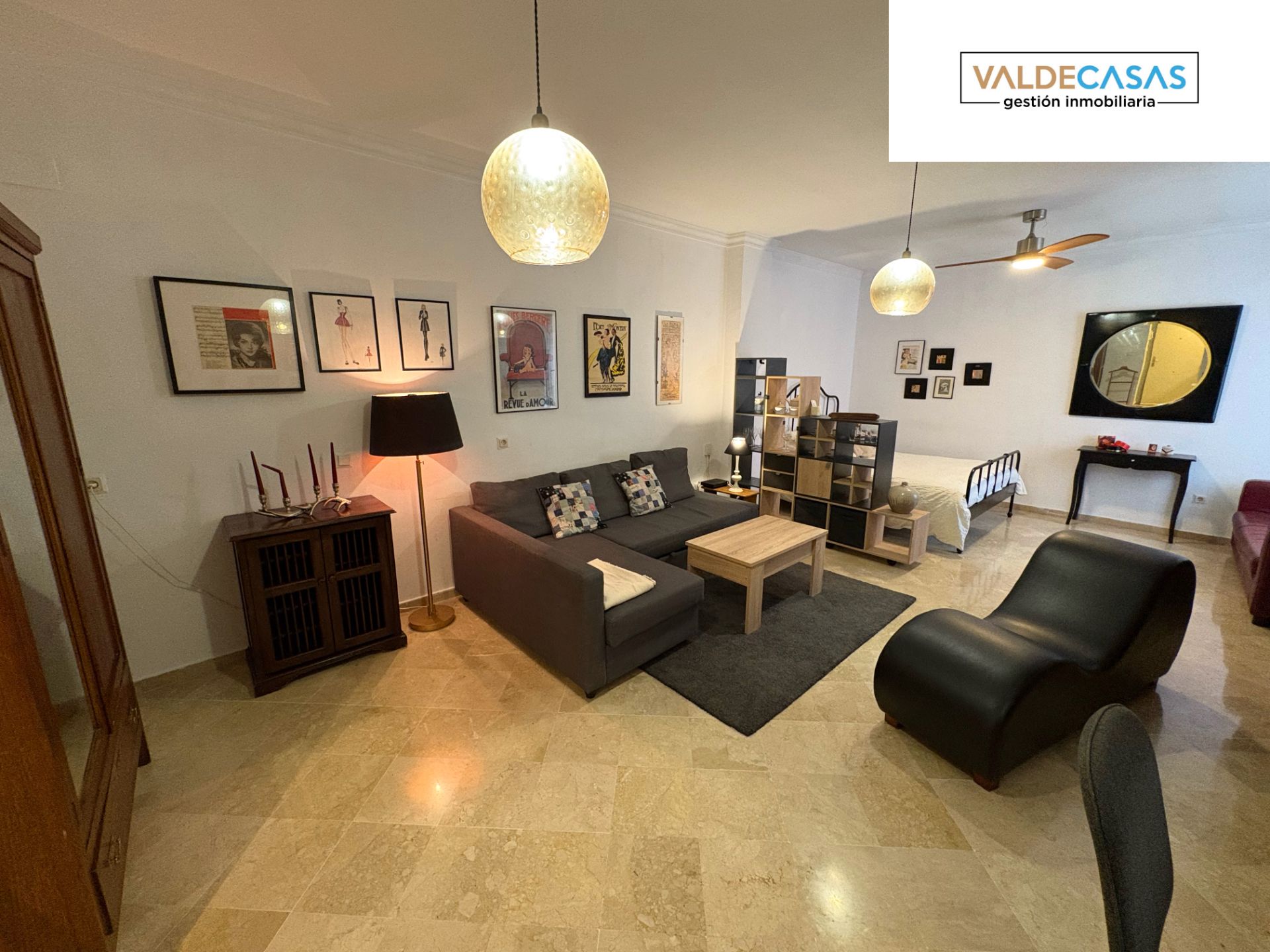 Vista exterior de Estudi en venda en  Granada Capital amb Aire condicionat, Moblat i Piscina comunitària