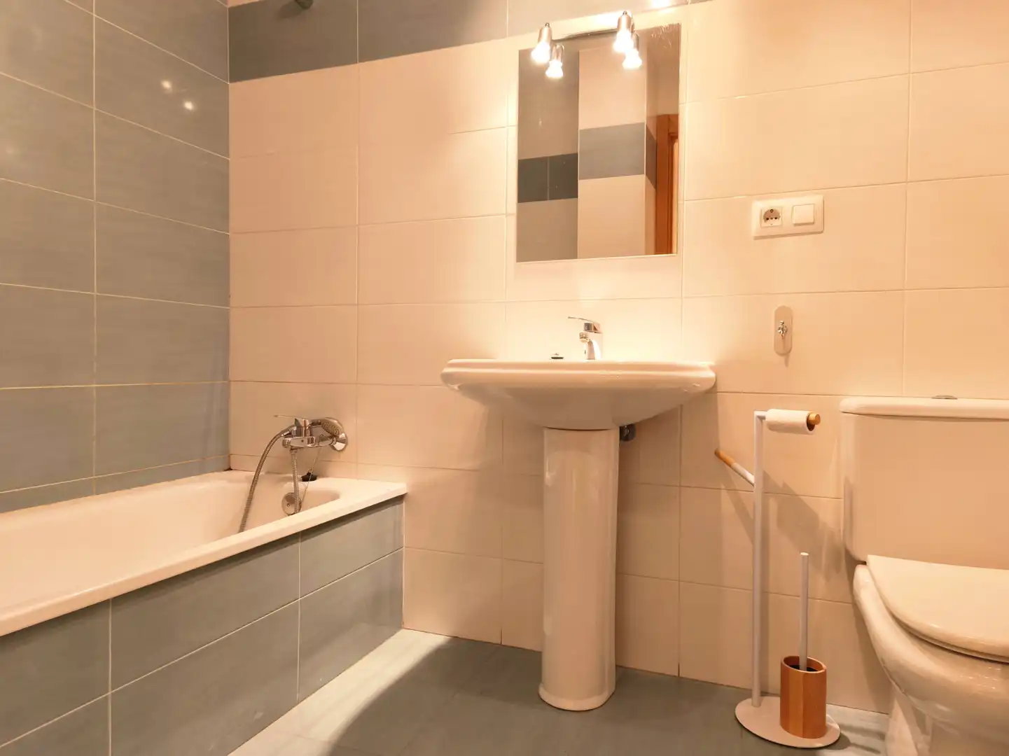 Bathroom of Flat for sale in Entrena  with Air Conditioner, Heating and Parquet flooring