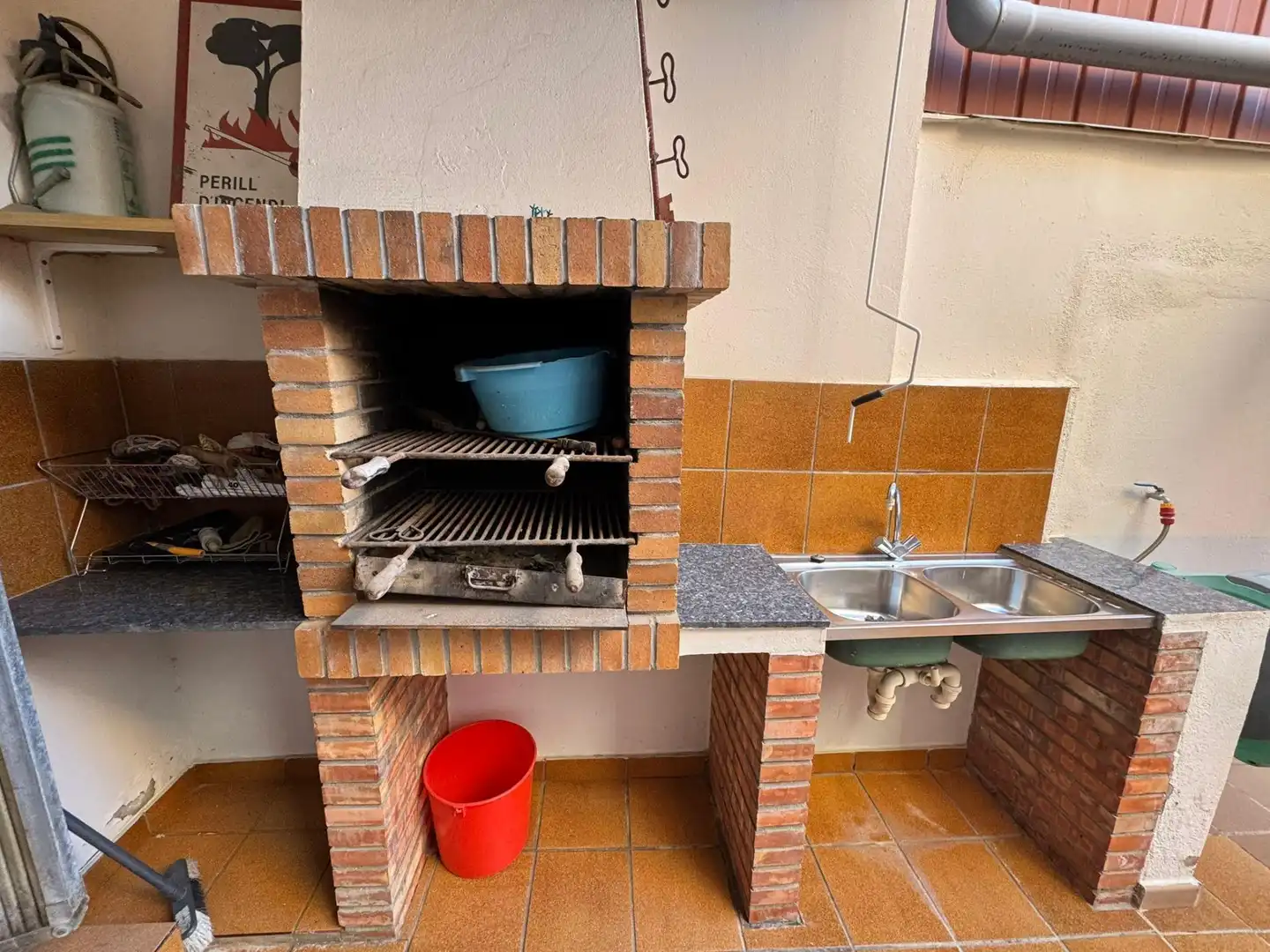 Küche von Haus oder Chalet zum Verkauf in Cornellà de Llobregat mit Heizung, Privatgarten und Terrasse