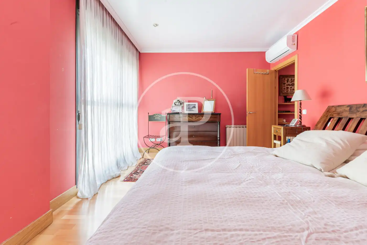 Habitación de Casa adosada en venta en Madrid con Aire acondicionado, Calefacción y Jardín privado